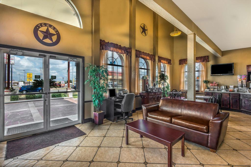 Hill Country Inn & Suites - New Braunfels, Gruene Екстериор снимка
