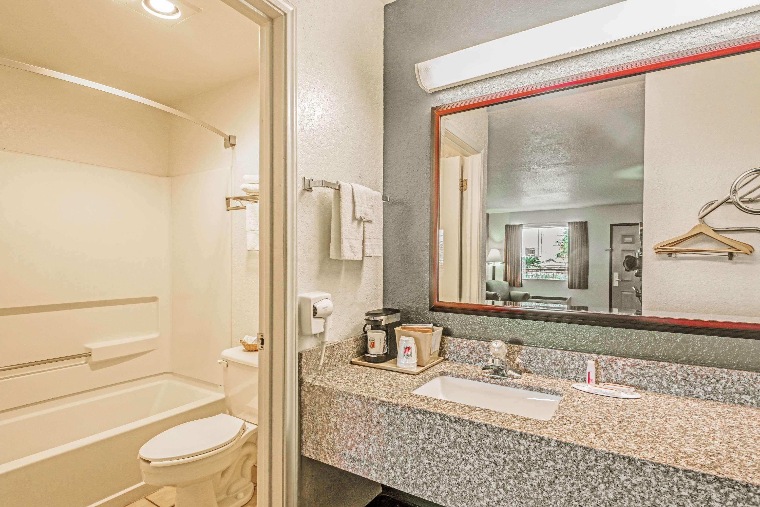 Hill Country Inn & Suites - New Braunfels, Gruene Екстериор снимка