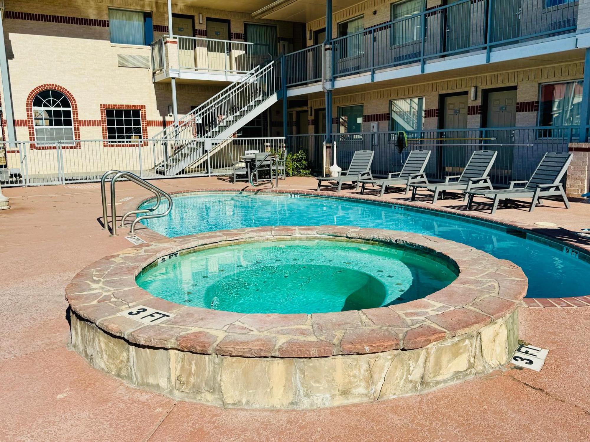 Hill Country Inn & Suites - New Braunfels, Gruene Екстериор снимка